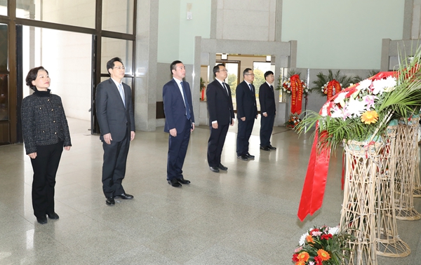 淮安市淮安區(qū)四套班子領(lǐng)導向周恩來總理塑像敬獻花籃。李峰攝