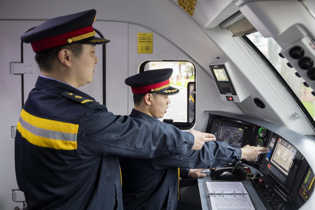 3月4日，“周恩來號(hào)”機(jī)車司機(jī)俞神杰（左）、陳辰（右）在對(duì)監(jiān)控進(jìn)行確認(rèn)。