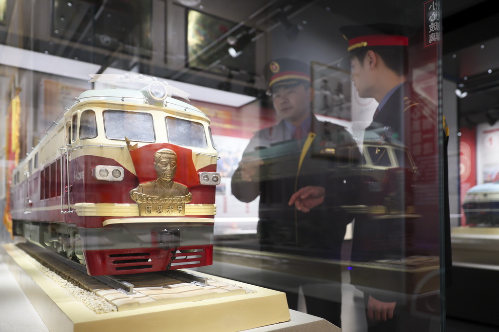 3月4日，上海機輛段職工在“周恩來號”機車展室觀看第二代“周恩來號”機車模型。