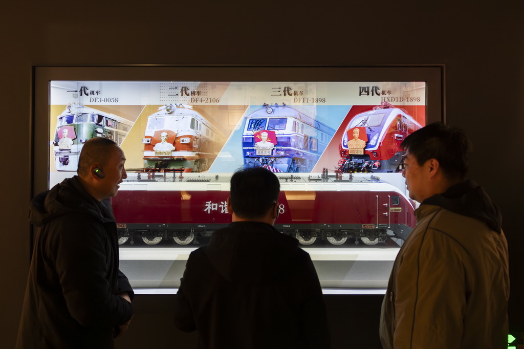 3月4日，觀眾在“周恩來號”機車展室參觀，了解四代機型更迭發(fā)展歷程。