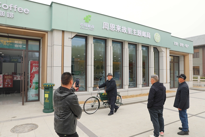 游客在主題郵局外拍照打卡。江蘇郵政供圖